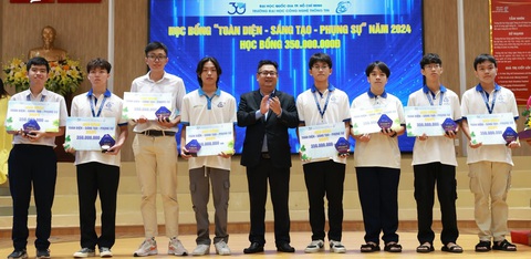 51 học sinh giỏi quốc gia trúng tuyển vào một trường đại học, nhiều em được học bổng 'khủng' - Ảnh 1.