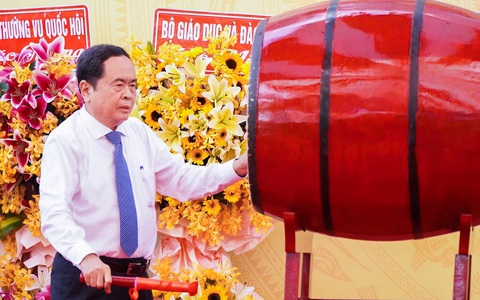 Chủ tịch Quốc hội: Thầy cô phải thực sự là tấm gương đạo đức - Ảnh 1. Chủ tịch Quốc hội: Thầy cô phải thực sự là tấm gương đạo đức - Ảnh 2.