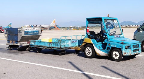 Chuyến bay chậm gần 3 tiếng vì xe chở hành lý va lõm mũi máy bay - Ảnh 1. Chuyến bay chậm gần 3 tiếng vì xe chở hành lý va lõm mũi máy bay - Ảnh 1.
