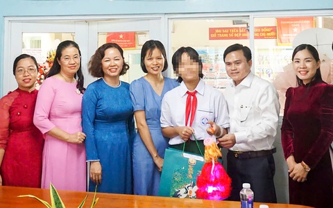 Vụ 'Cha mẹ tranh giành, con có nguy cơ thất học': Em N. đã được đến trường - Ảnh 2. Vụ 'Cha mẹ tranh giành, con có nguy cơ thất học': Em N. đã được đến trường - Ảnh 3.