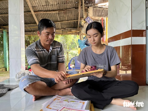 Cha mẹ nuôi bò vỡ nợ 200 triệu, con gái hứa tự kiếm học phí ‘chỉ xin đừng kêu con bỏ đại học’ - Ảnh 1. Cha mẹ nuôi bò vỡ nợ 200 triệu, con gái hứa tự kiếm học phí ‘chỉ xin đừng kêu con bỏ đại học’ - Ảnh 4.