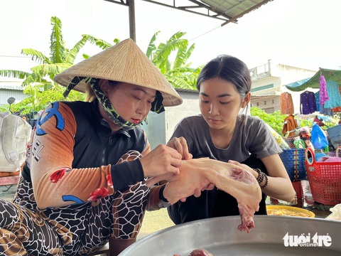 Cha mẹ nuôi bò vỡ nợ 200 triệu, con gái hứa tự kiếm học phí ‘chỉ xin đừng kêu con bỏ đại học’ - Ảnh 2. Cha mẹ nuôi bò vỡ nợ 200 triệu, con gái hứa tự kiếm học phí ‘chỉ xin đừng kêu con bỏ đại học’ - Ảnh 2.