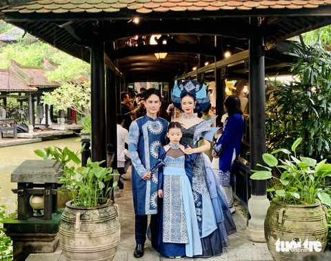 Biến văn miếu Trấn Biên thành sàn diễn áo dài - Ảnh 1. Biến Văn miếu Trấn Biên thành sàn diễn áo dài di sản - Ảnh 1.
