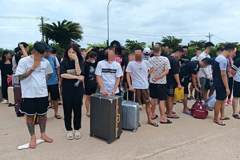 Tiếp nhận 60 người bị lừa ‘việc nhẹ lương cao’ được Campuchia trao trả - Ảnh 1. Tiếp nhận 60 người bị lừa ‘việc nhẹ lương cao’ được Campuchia trao trả - Ảnh 2.
