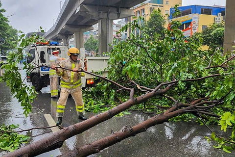 Hà Nội: Nhiều nơi mất điện, cảnh báo nội thành ngập lụt - Ảnh 5. Bão số 3 đã suy yếu thành áp thấp nhiệt đới, nhiều nơi mưa to - Ảnh 33.