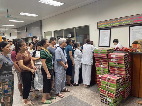 Trong cơn bão số 3, ấm lòng những suất ăn phục vụ tận giường bệnh - Ảnh 4. Trong cơn bão số 3, ấm lòng những suất ăn phục vụ tận giường bệnh - Ảnh 4.