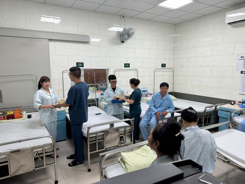 Trong cơn bão số 3, ấm lòng những suất ăn phục vụ tận giường bệnh - Ảnh 3. Trong cơn bão số 3, ấm lòng những suất ăn phục vụ tận giường bệnh - Ảnh 3.