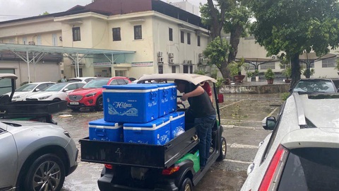 Trong cơn bão số 3, ấm lòng những suất ăn phục vụ tận giường bệnh - Ảnh 2. Trong cơn bão số 3, ấm lòng những suất ăn phục vụ tận giường bệnh - Ảnh 2.