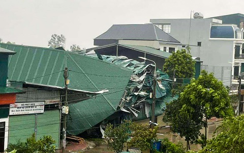 Hà Nội: Sập nhà trên phố Khâm Thiên, cây đa cổ thụ gần hồ Hoàn Kiếm gãy đổ - Ảnh 4. Bão số 3 đã suy yếu thành áp thấp nhiệt đới, nhiều nơi mưa to - Ảnh 22.