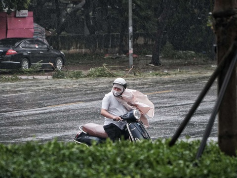 Hà Nội gió rất mạnh, chủ tịch TP khuyến cáo bà con không ra khỏi nhà - Ảnh 7. Bão số 3 đã suy yếu thành áp thấp nhiệt đới, nhiều nơi mưa to - Ảnh 39.
