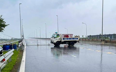 Bão số 3 đang đổ bộ vào Quảng Ninh - Hải Phòng - Ảnh 3. Bão số 3 đang đổ bộ, cắt điện gần như toàn bộ Hải Phòng, Quảng Ninh - Ảnh 7.