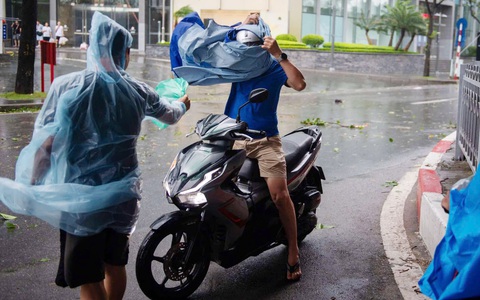 Bão số 3 đang đổ bộ vào Quảng Ninh - Hải Phòng - Ảnh 5. Bão số 3 đang đổ bộ, cắt điện gần như toàn bộ Hải Phòng, Quảng Ninh - Ảnh 9.