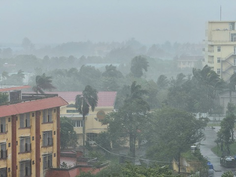 Tâm bão số 3 đang trên vùng biển Quảng Ninh - Hải Phòng - Ảnh 4. Tâm bão số 3 đang trên vùng biển Quảng Ninh - Hải Phòng - Ảnh 4.
