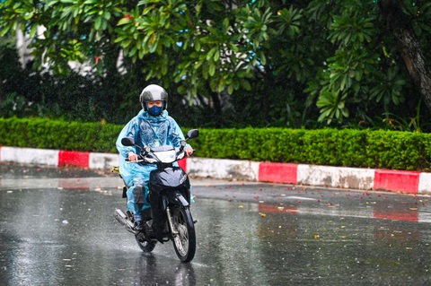 Hà Nội bắt đầu mưa lớn và gió mạnh - Ảnh 2. Tâm bão số 3 đang trên vùng biển Quảng Ninh - Hải Phòng - Ảnh 9.
