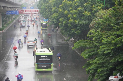 Hà Nội bắt đầu mưa lớn và gió mạnh - Ảnh 1. Tâm bão số 3 đang trên vùng biển Quảng Ninh - Hải Phòng - Ảnh 8.