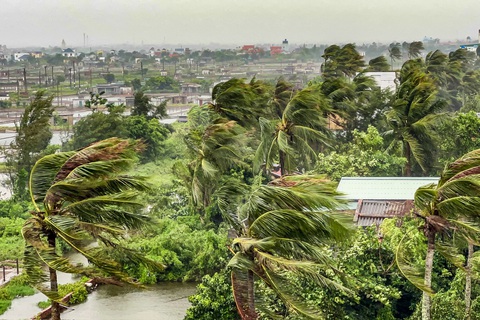 Tâm bão số 3 đang trên vùng biển Quảng Ninh - Hải Phòng - Ảnh 4. Tâm bão số 3 đang trên vùng biển Quảng Ninh - Hải Phòng - Ảnh 5.