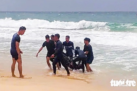 Đi câu cá, một người đàn ông rơi xuống biển tử vong - Ảnh 1. Đi câu cá, một người đàn ông rơi xuống biển tử vong - Ảnh 2.