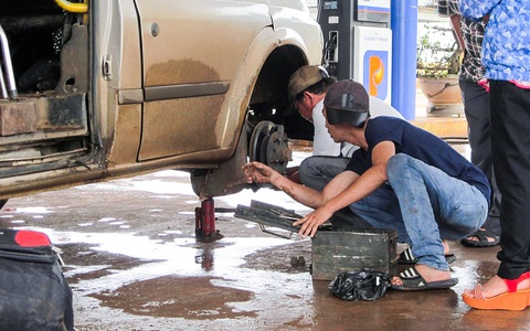 Xe mất phanh gây ra những tình huống thót tim và sự lựa chọn của tài xế - Ảnh 1. Xe mất phanh gây ra những tình huống thót tim và sự lựa chọn của tài xế - Ảnh 2.