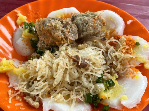 Ăn bánh bèo ở miếu Long Bình - Ảnh 1.