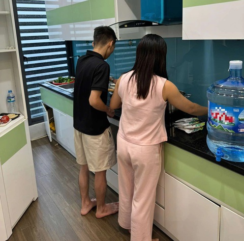 Chủ mở cửa đón khách đến trú bão Yagi, còn hứa tìm việc giúp - Ảnh 2. Những chủ nhà, khách sạn mở rộng vòng tay đón người lỡ bước vào trú bão Yagi - Ảnh 2.