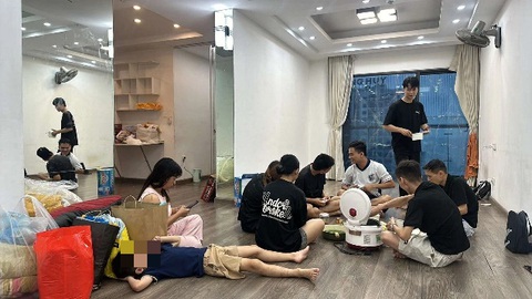 Chủ mở cửa đón khách đến trú bão Yagi, còn hứa tìm việc giúp - Ảnh 1. Những chủ nhà, khách sạn mở rộng vòng tay đón người lỡ bước vào trú bão Yagi - Ảnh 1.