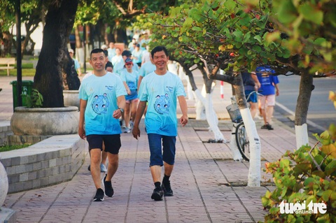 Hàng trăm người đi bộ gây quỹ hỗ trợ nạn nhân mua bán người trên bờ biển Nha Trang - Ảnh 1. Đi và chạy bộ bên bờ biển Nha Trang, gây quỹ hỗ trợ nạn nhân mua bán người - Ảnh 1.