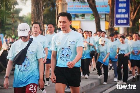 Hàng trăm người đi bộ gây quỹ hỗ trợ nạn nhân mua bán người trên bờ biển Nha Trang - Ảnh 3. Hàng trăm người đi bộ gây quỹ hỗ trợ nạn nhân mua bán người trên bờ biển Nha Trang - Ảnh 2.
