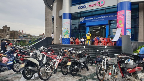 Siêu thị Co.opmart nỗ lực cung ứng đầy đủ hàng hoá sau bão số 3 - Ảnh 1.