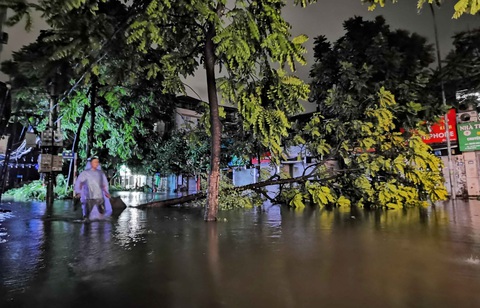Bão số 3 quét qua: Đường phố Hà Nội tan hoang, cây đổ khắp nơi, đại lộ ngập nước - Ảnh 1. Bão số 3 quét qua: Đường phố Hà Nội tan hoang, cây đổ khắp nơi, đại lộ ngập nước - Ảnh 1.