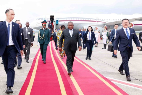 Tổng thống Mozambique đến Hà Nội, bắt đầu chuyến thăm chính thức Việt Nam - Ảnh 1. Tổng thống Mozambique đến Hà Nội, bắt đầu chuyến thăm chính thức Việt Nam - Ảnh 1.