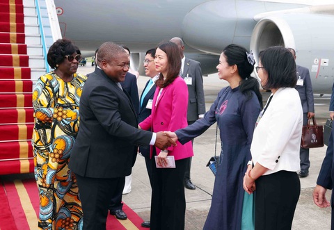 Tổng thống Mozambique đến Hà Nội, bắt đầu chuyến thăm chính thức Việt Nam - Ảnh 2. Tổng thống Mozambique bắt đầu thăm chính thức Việt Nam - Ảnh 2.
