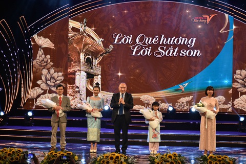 Kiều bào nhí, nữ giảng viên Lào được vinh danh là Sứ giả tiếng Việt - Ảnh 1. Kiều bào nhí, nữ giảng viên Lào được vinh danh là Sứ giả tiếng Việt - Ảnh 1.