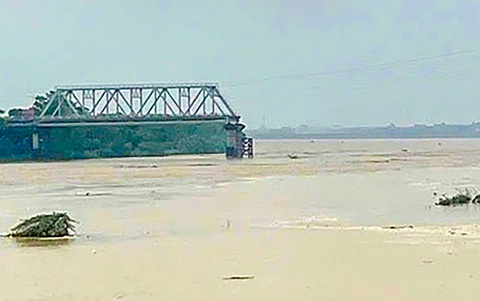 Sập cầu Phong Châu tại Phú Thọ, nghi có người và xe rơi xuống sông - Ảnh 1. Nước lũ kéo đổ trụ T7 làm sập 2 nhịp chính cầu Phong Châu - Ảnh 2.