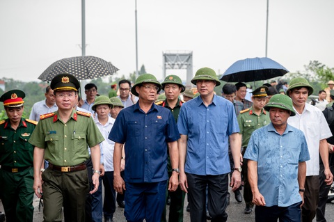 Vụ sập cầu Phong Châu: Quân đội chuẩn bị lực lượng, sẵn sàng cứu hộ, khắc phục sự cố - Ảnh 2. Vụ sập cầu Phong Châu: Quân đội chuẩn bị lực lượng, sẵn sàng cứu hộ, khắc phục sự cố - Ảnh 2.