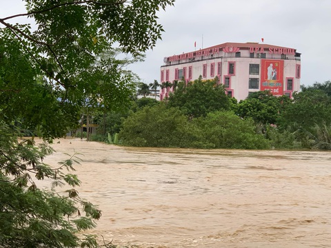 Nước sông Cầu dâng cao, Thái Nguyên di dời 50 hộ dân trong đêm - Ảnh 1. Nước sông Cầu dâng cao, Thái Nguyên di dời 50 hộ dân trong đêm - Ảnh 1.