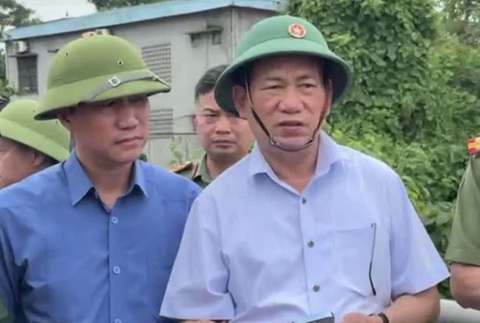 Nước lũ kéo đổ trụ T7 làm sập 2 nhịp chính cầu Phong Châu - Ảnh 7.