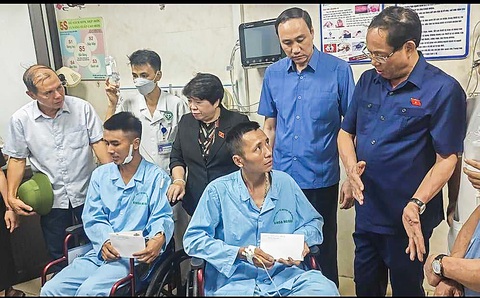 Nước lũ kéo đổ trụ T7 làm sập 2 nhịp chính cầu Phong Châu - Ảnh 4. Nước lũ kéo đổ trụ T7 làm sập 2 nhịp chính cầu Phong Châu - Ảnh 4.