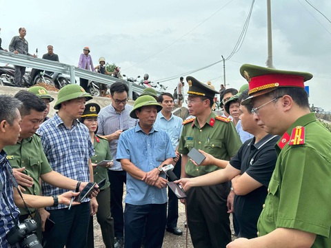 Sập cầu Phong Châu tại Phú Thọ, nghi có người và xe rơi xuống sông - Ảnh 6. Nước lũ kéo đổ trụ T7 làm sập 2 nhịp chính cầu Phong Châu - Ảnh 13.