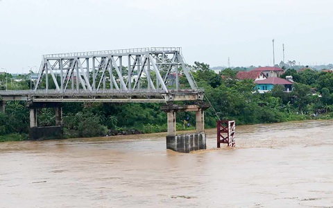 Sập cầu Phong Châu tại Phú Thọ, nghi có người và xe rơi xuống sông - Ảnh 3. Nước lũ kéo đổ trụ T7 làm sập 2 nhịp chính cầu Phong Châu - Ảnh 20.