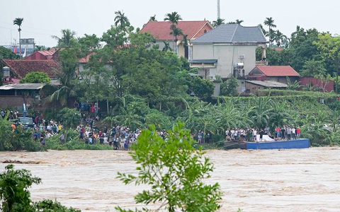 Nước lũ kéo đổ trụ T7 làm sập 2 nhịp chính cầu Phong Châu - Ảnh 22.