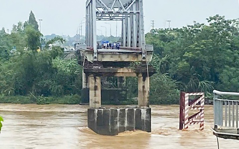 Sập cầu Phong Châu tại Phú Thọ, nghi có người và xe rơi xuống sông - Ảnh 2. Nước lũ kéo đổ trụ T7 làm sập 2 nhịp chính cầu Phong Châu - Ảnh 8.