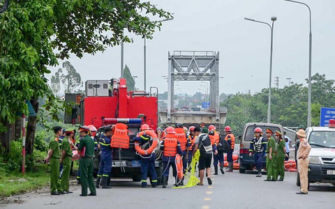 Nước lũ kéo đổ trụ T7 làm sập 2 nhịp chính cầu Phong Châu - Ảnh 21.