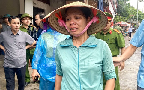 Nước lũ kéo đổ trụ T7 làm sập 2 nhịp chính cầu Phong Châu - Ảnh 3. Nước lũ kéo đổ trụ T7 làm sập 2 nhịp chính cầu Phong Châu - Ảnh 3.
