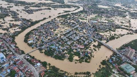 Thái Nguyên nhờ giúp đỡ, nhiều đội hỗ trợ di chuyển xuyên đêm lên ứng cứu - Ảnh 4. Nhiều đội hỗ trợ từ Hà Nội xuyên đêm chở thuyền lên ứng cứu người dân Thái Nguyên - Ảnh 4.