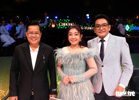 Thanh Nam được khen rất duyên trong lần đầu ngồi ghế nóng Chuông vàng vọng cổ - Ảnh 1. Thanh Nam được khen rất duyên trong lần đầu ngồi ghế nóng Chuông vàng vọng cổ - Ảnh 1.