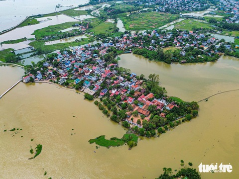 Ngoại thành Hà Nội ngập sâu, dân đi thuyền trên tỉnh lộ - Ảnh 1.