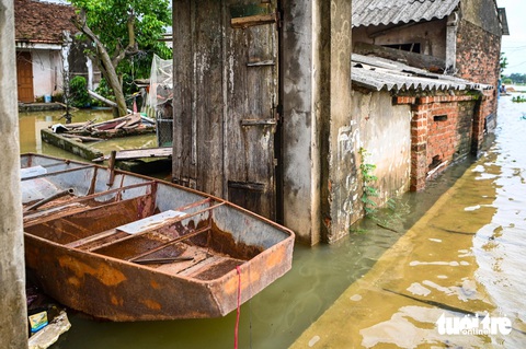 Hình ảnh dân đi thuyền trên tỉnh lộ ngập sâu ở ngoại thành Hà Nội - Ảnh 7.