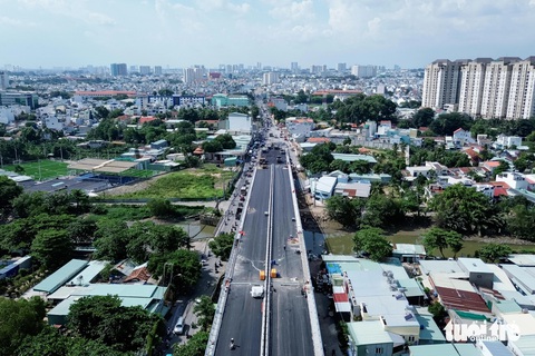 Tất bật thi công cầu 900 tỉ đồng ở Thủ Đức, thông xe cuối tháng 9 - Ảnh 1.