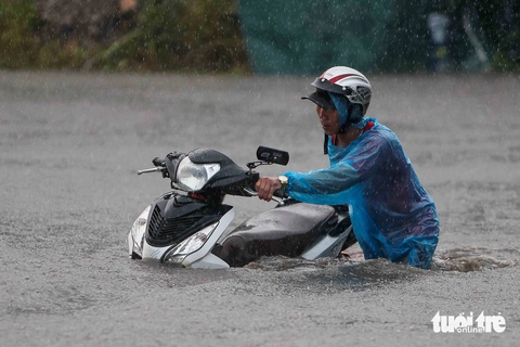 Quảng Ninh mưa trắng trời, nhiều tuyến đường bị ngập - Ảnh 1.