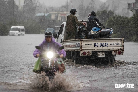 Quảng Ninh mưa trắng trời, nhiều tuyến đường bị ngập - Ảnh 7.